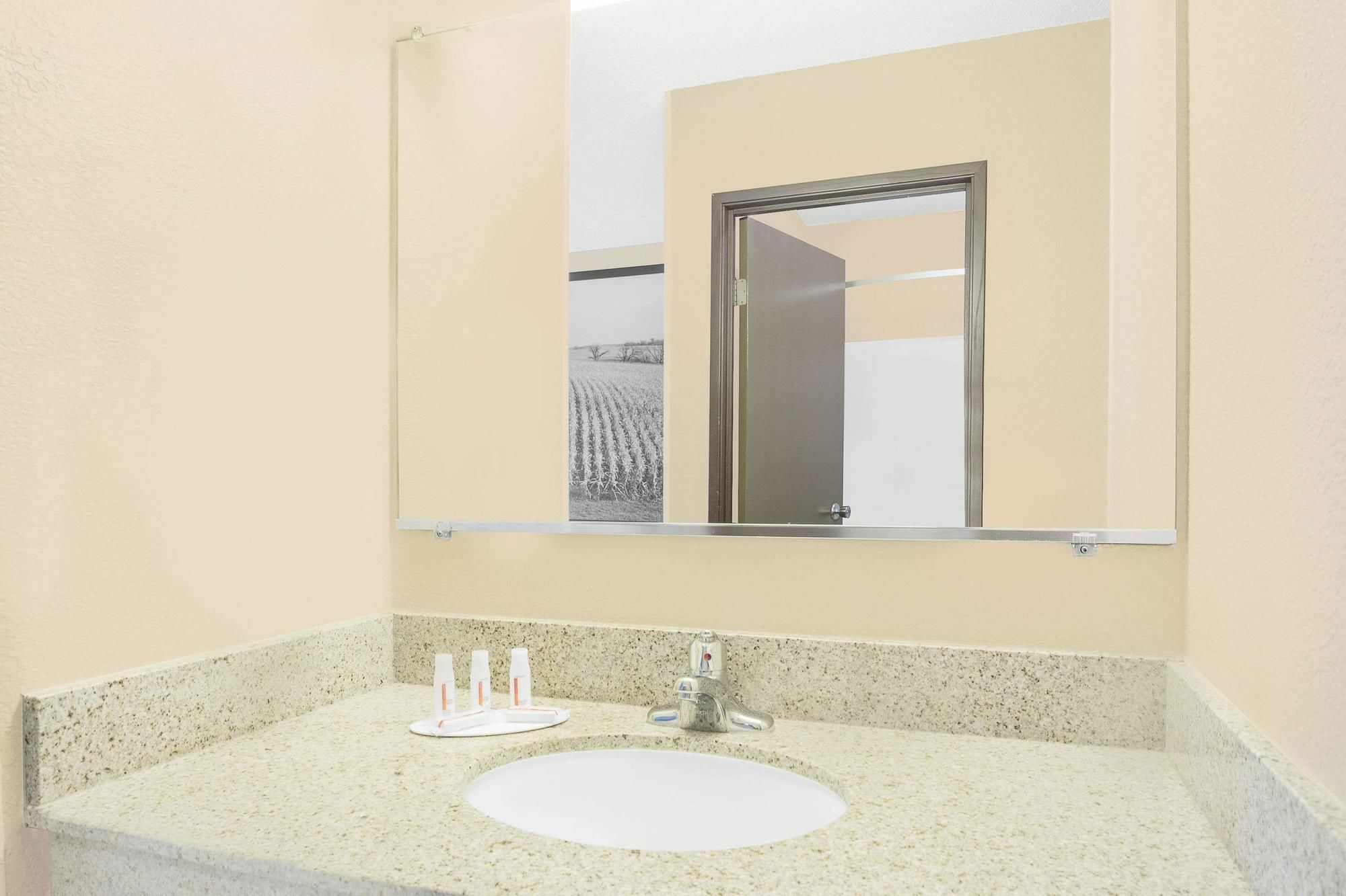 Boarders Inn & Suites By Cobblestone Hotels Waterloo Cedar Falls Exteriér fotografie